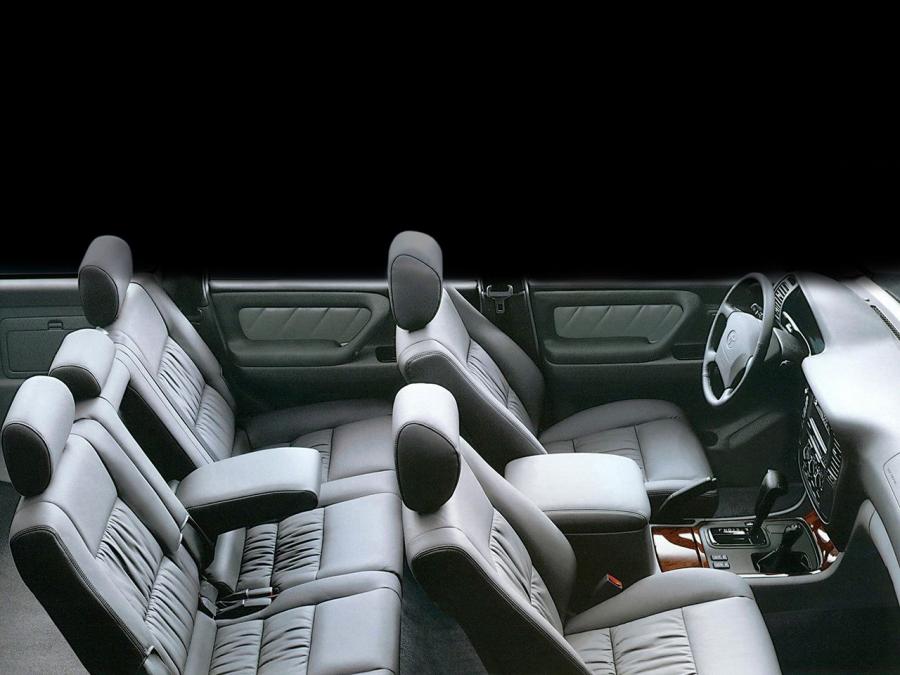 Интерьер Toyota Land Cruiser 100 VX (J100-101) 1998 года  (фото 3 из 58)
